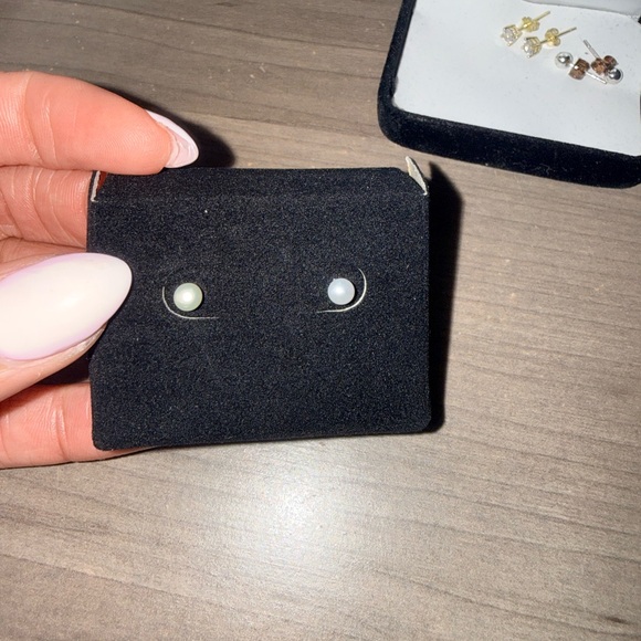 Kay Jewelers Classic Pearl Earrings in Black Box - Picture 2 of 3